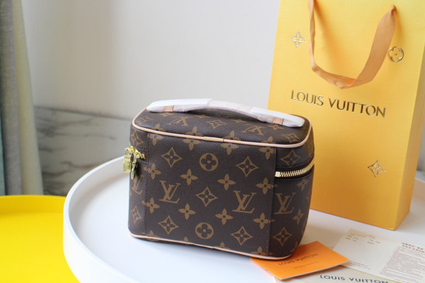 l0*is V*t0n toiletry bag