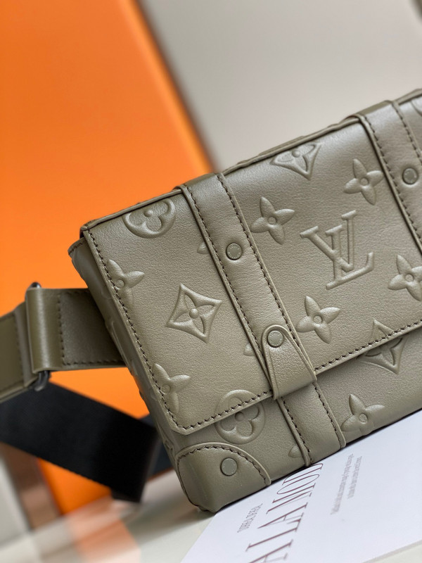 l0*is V*t0n trunk slingbag