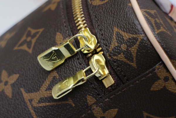 l0*is V*t0n toiletry bag