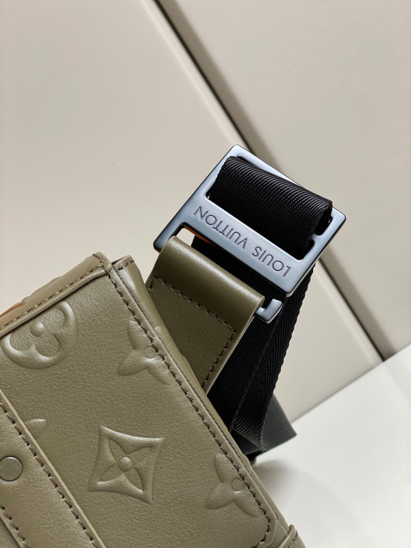 l0*is V*t0n trunk slingbag