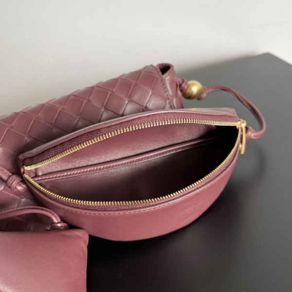 bo*te*ga Ve*ne*ta pouch on strap