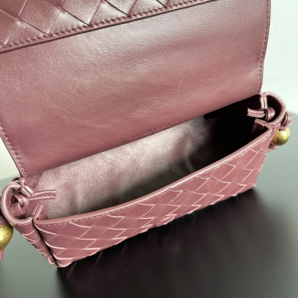 bo*te*ga Ve*ne*ta pouch on strap
