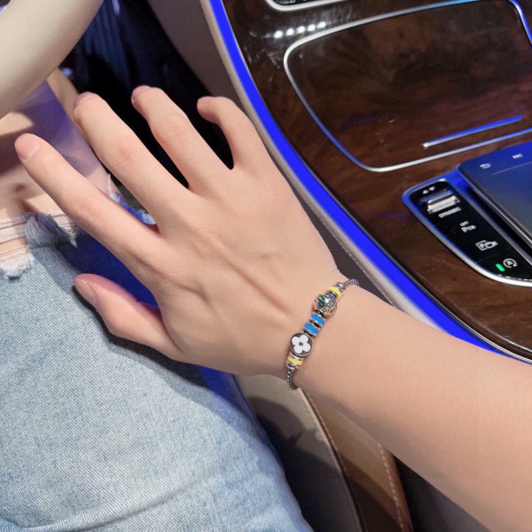 l0*is V*t0n bracelet