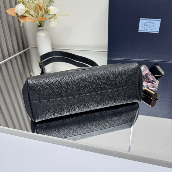 Pra*a small leather shoulder bag-26*14*9.5cm